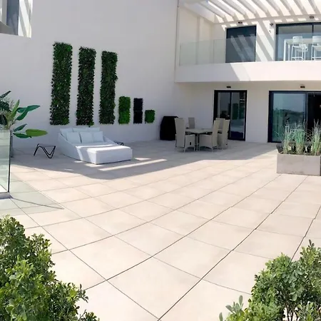 Luxury Secure Chic-hideaway In With Sun-drenched Terrace, & Gym *