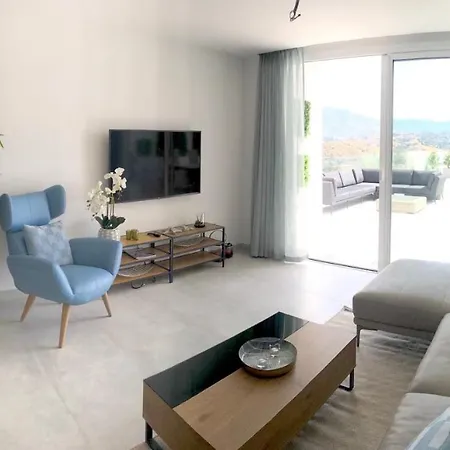 Apartment Luxury Secure Chic-hideaway In With Sun-drenched Terrace, & Gym *