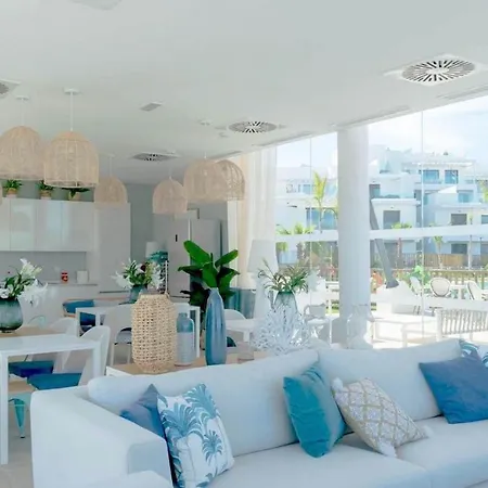 Luxury Secure Chic-hideaway In With Sun-drenched Terrace, & Gym *