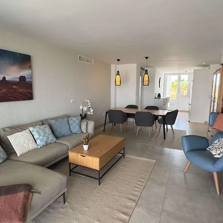 Luxury Secure Chic-hideaway In With Sun-drenched Terrace, & Gym شقة