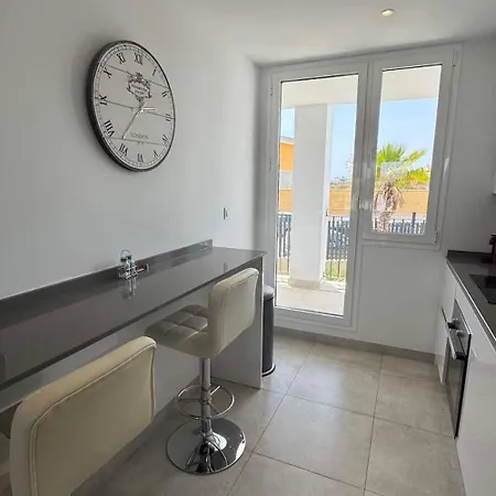 Luxury Secure Chic-hideaway In With Sun-drenched Terrace, & Gym